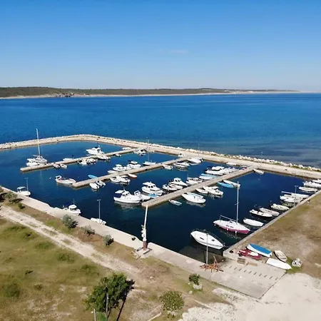 M - 4 Persons Apartment, Put *